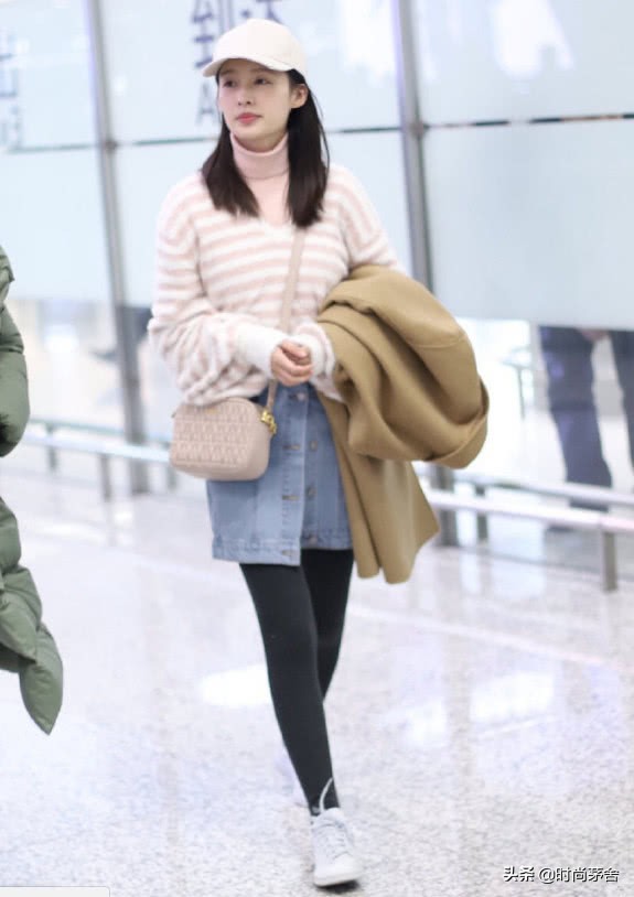 被李沁的穿搭惊呆了,李沁短裙露背裙