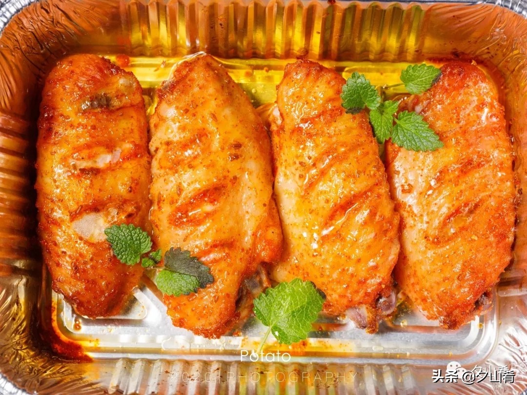 腌制一下丢锡纸盒里，坐等吃鸡~翅膀