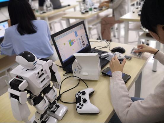 两江新区企业乐聚机器人开展人工智能教学强化培训