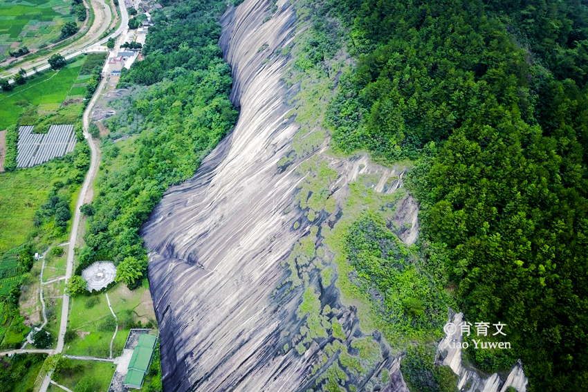 广东肇庆有块大斑石，有80个足球场大小，被誉为天下第一石