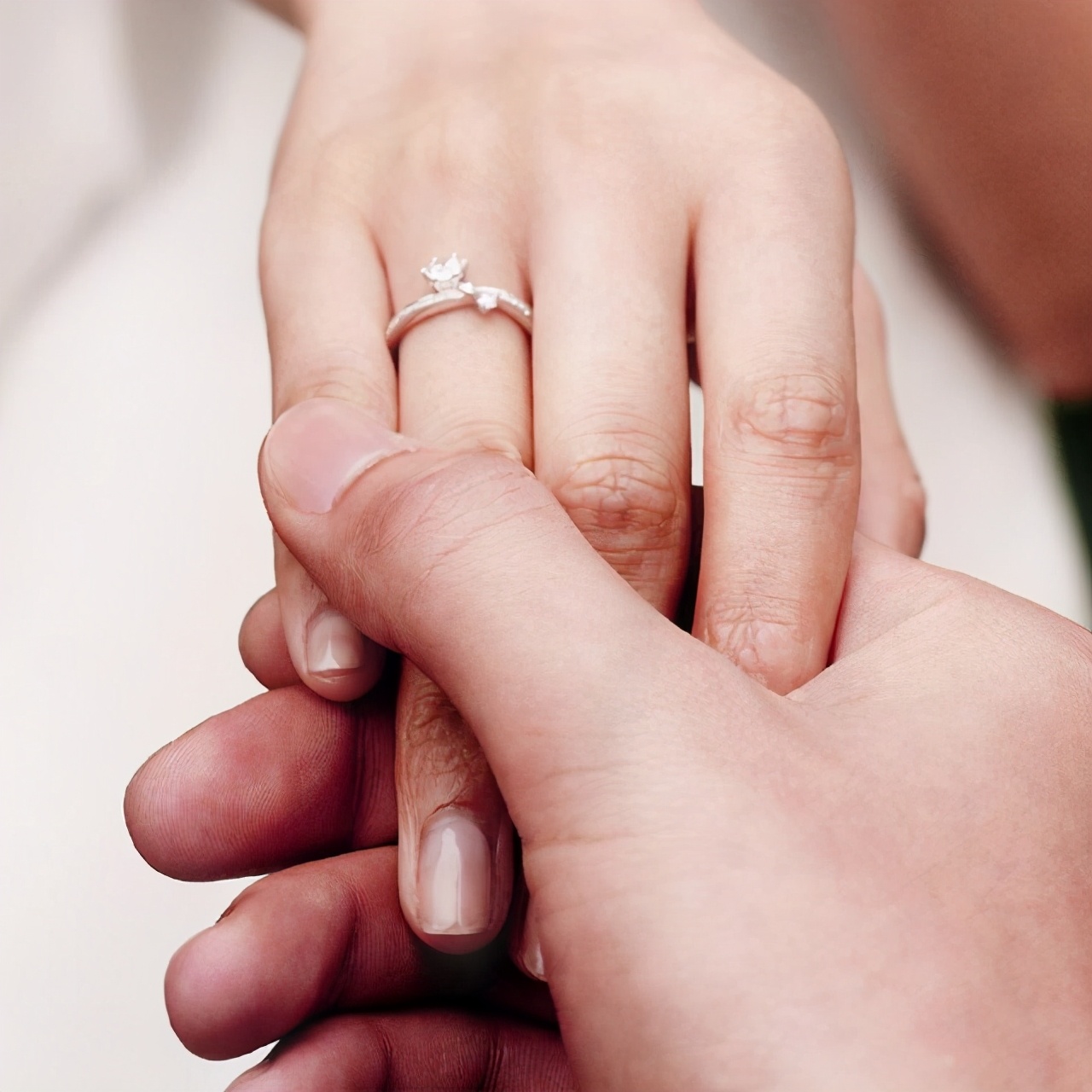 60岁的女人戒指应该戴哪个手指,戒指千万不要戴错了你学会了吗