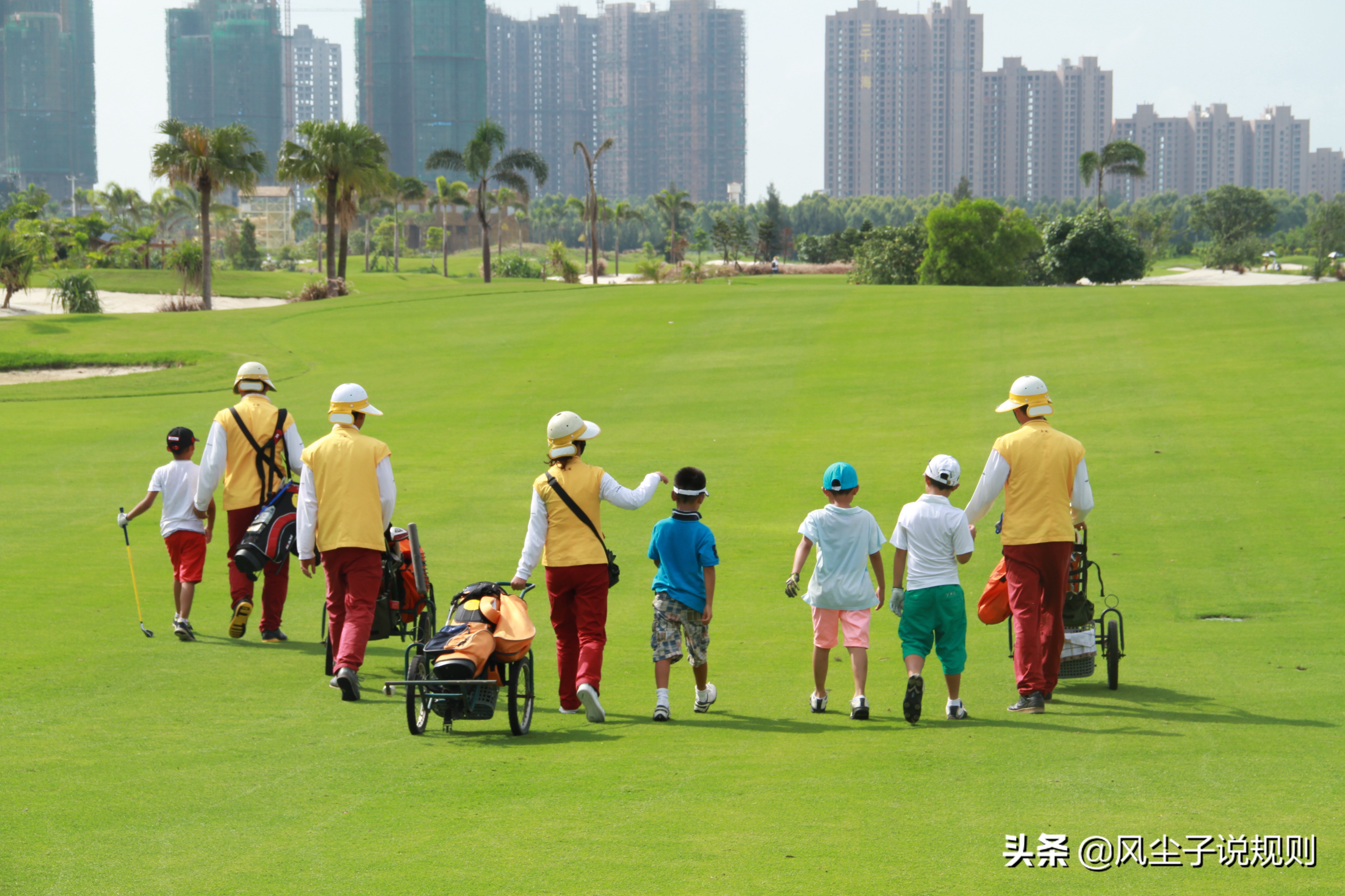 一种可能的尝试：推广“公共服务球童”模式，一组配置一个球童