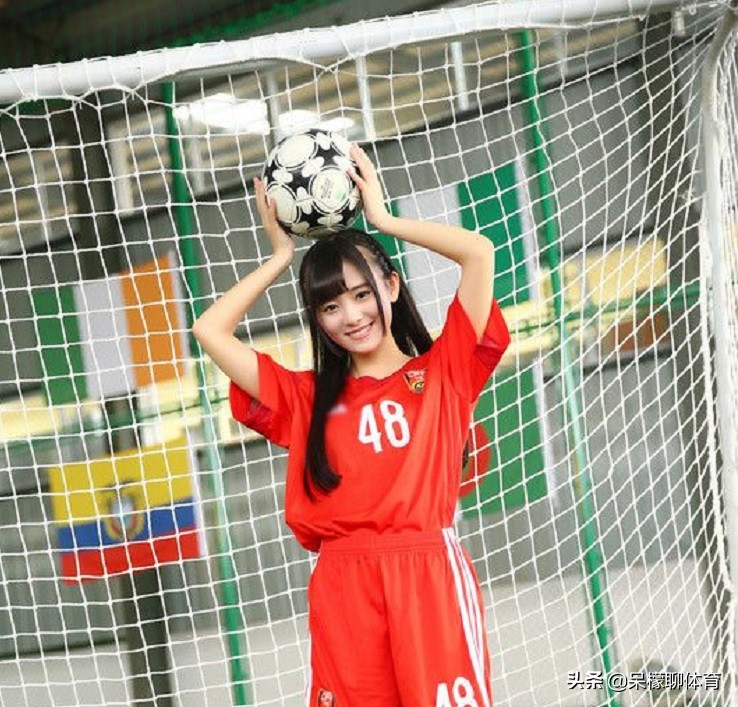 黄圣依关晓彤足球装,明星也喜欢朱婷