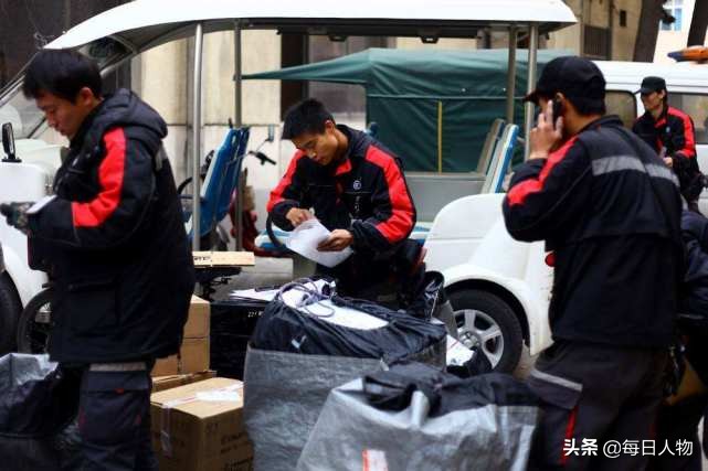 被投诉的300万快递员：编谎言下跪、服药自杀、赔付八千货款