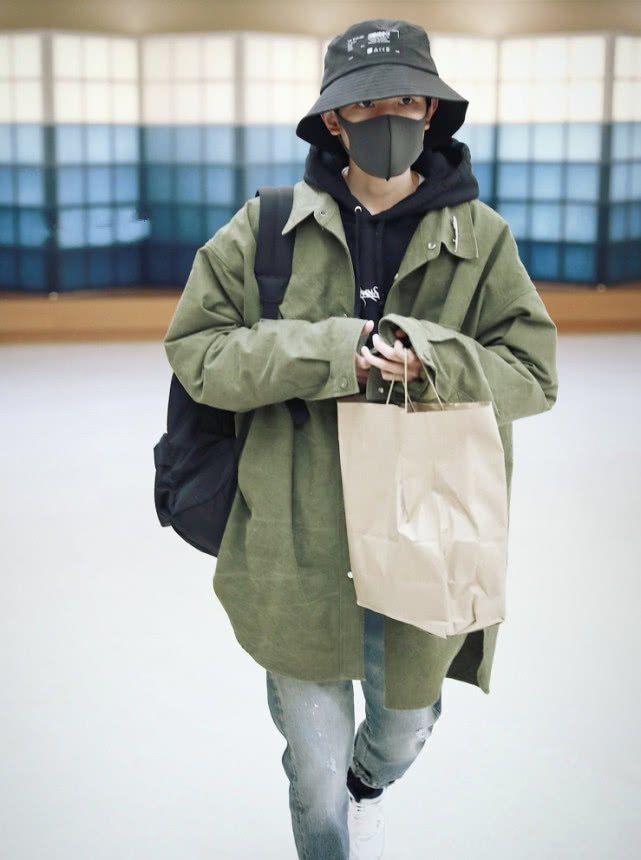 王源星空造型的鞋,王源穿耐克鞋