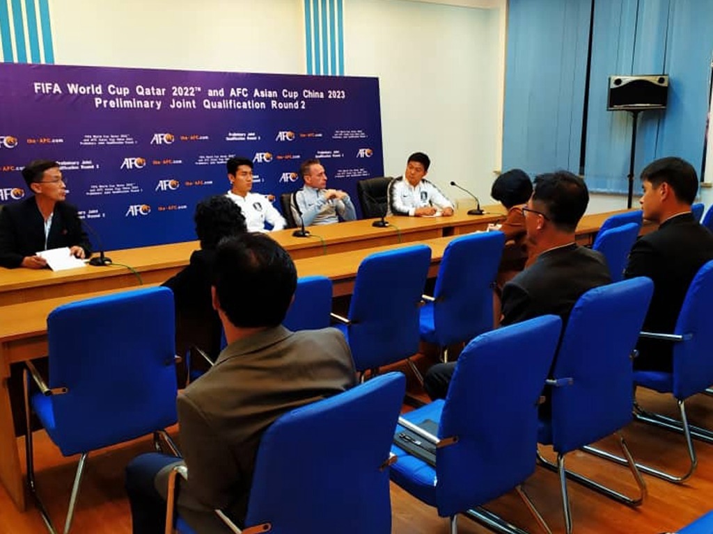 无转播无观众的比赛,朝鲜足球对阵韩国回放