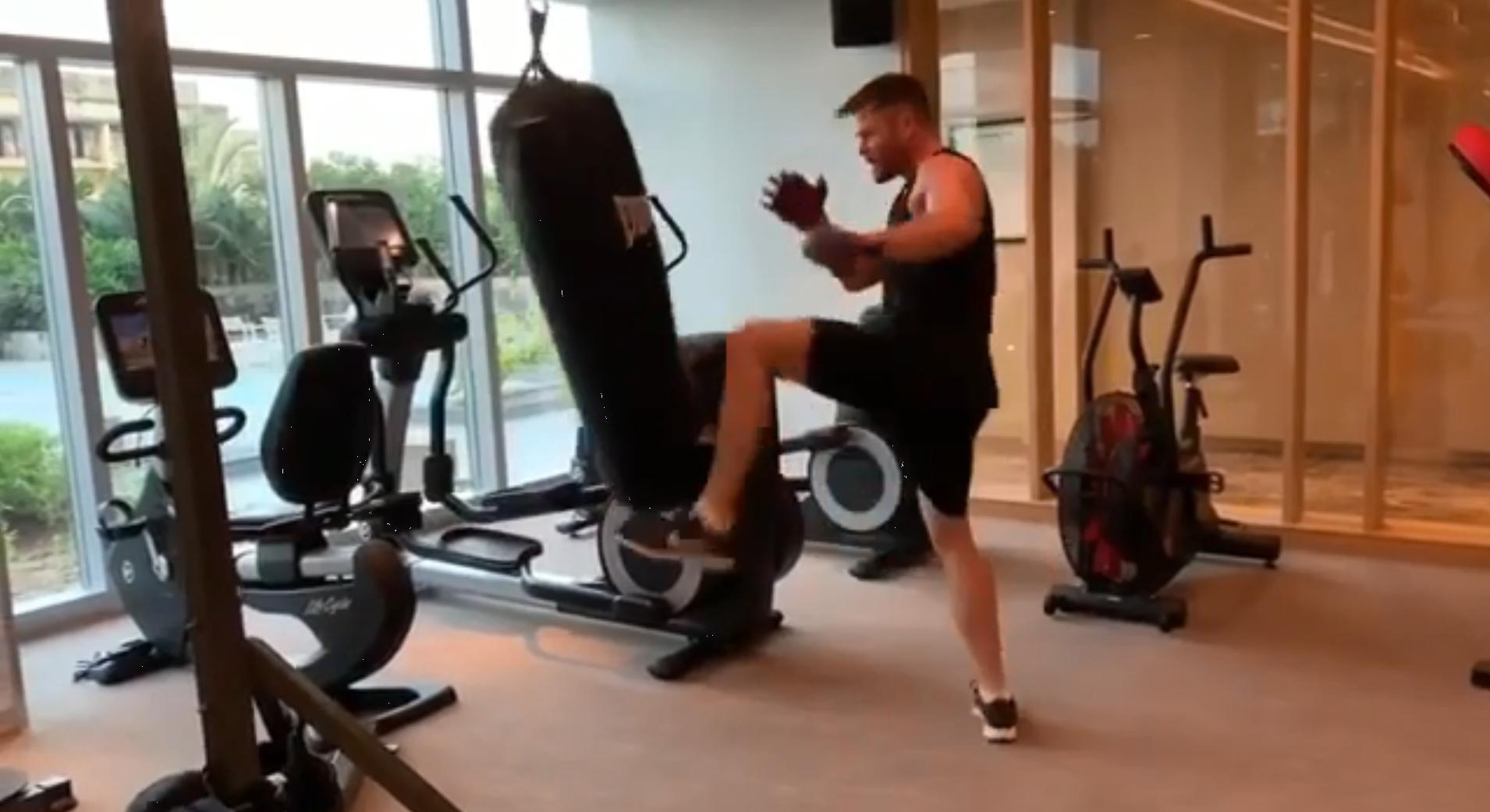 雷神秀胸肌,雷神暴揍绿巨人片段