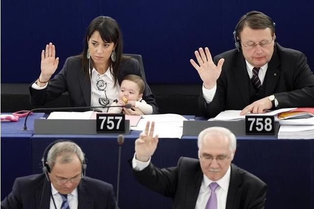 丹麦女议员带孩子上班被嫌弃,欧洲女议员带孩子上班