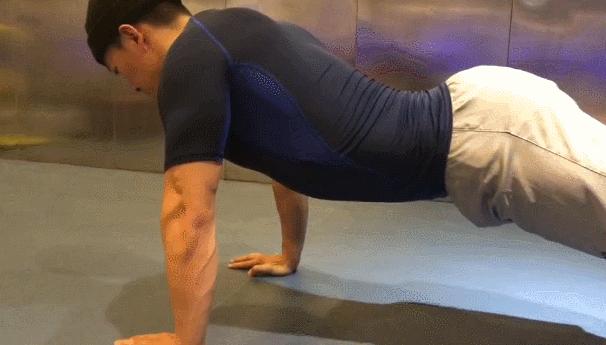 深蹲时膝盖总是往内扣,深蹲膝盖内扣外翻是什么原因