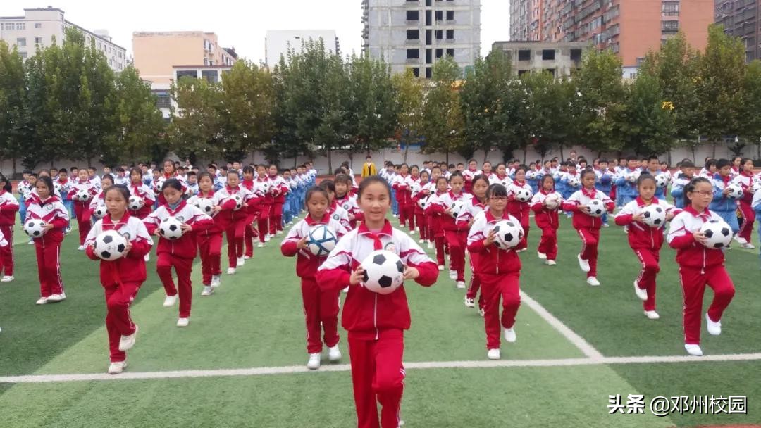 邓州花洲实验小学足球操,实验小学足球开幕式