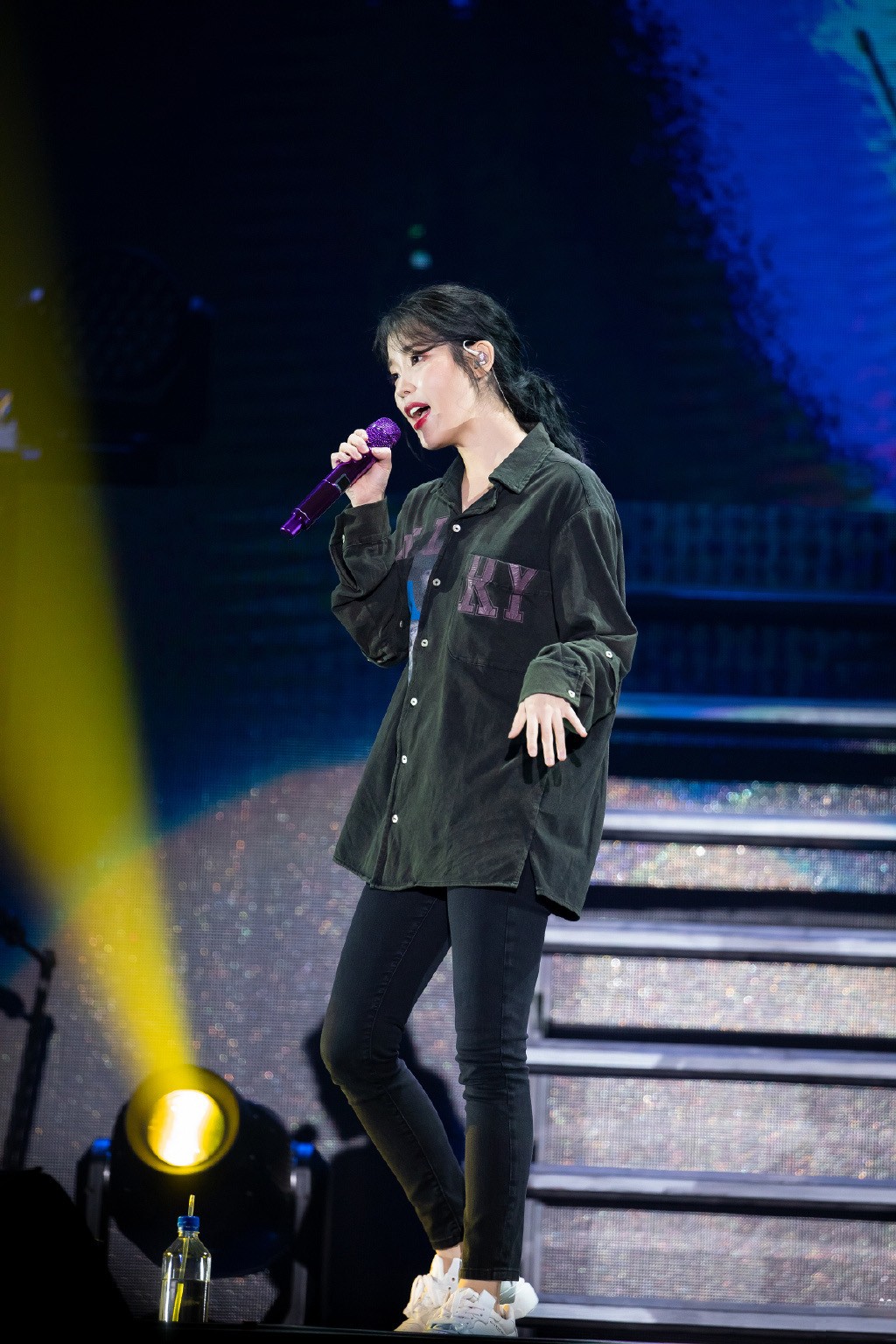 她是“韩国版”刘诗诗，今穿针织衫灯芯绒裙，27岁甜美似高中生