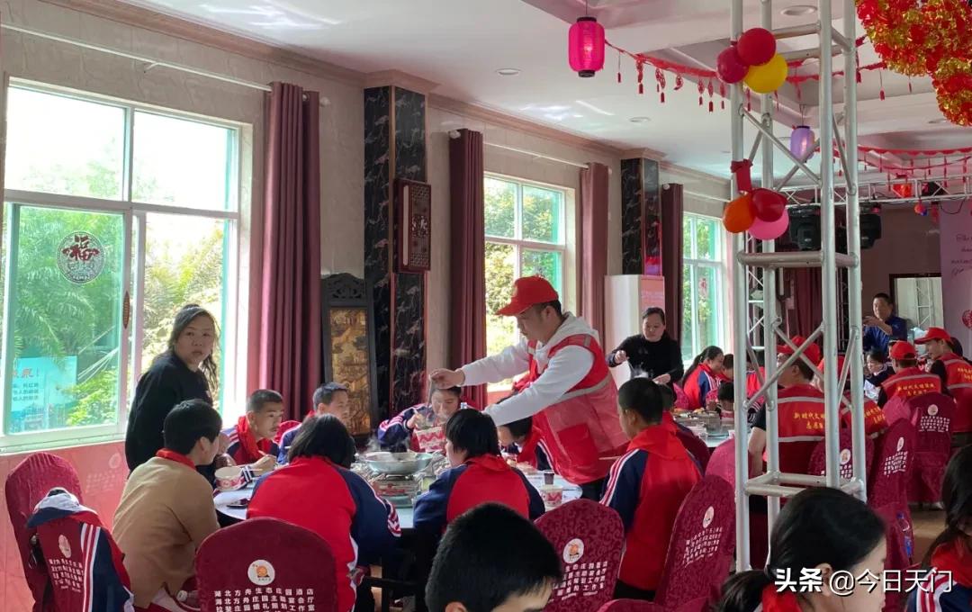 手拉手一起去春游教案,手拉手去春游写一段话