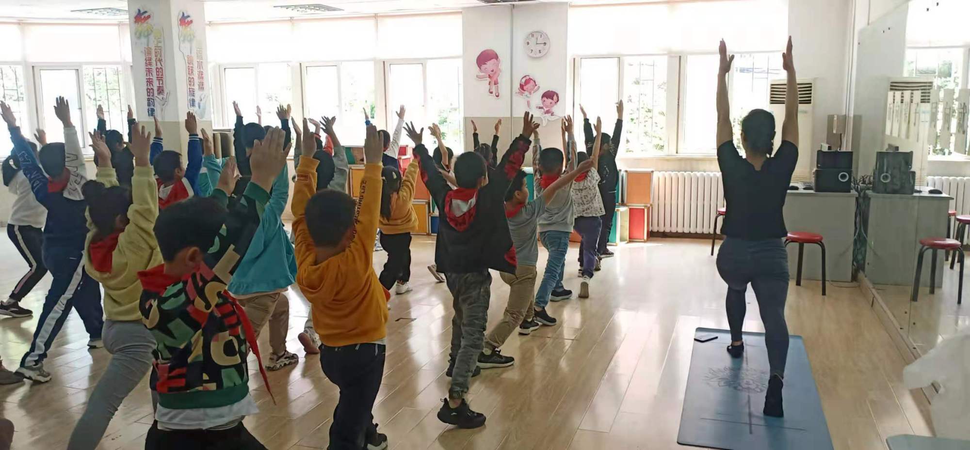 「家校携手」青岛普集路小学家长课堂：瑜伽进校园