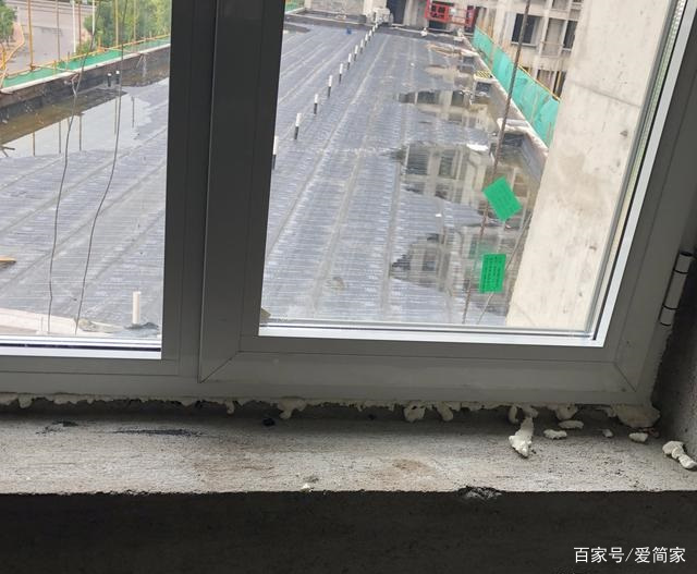 房子靠马路太吵无法入眠,新房靠近马路晚上睡觉很吵怎么办