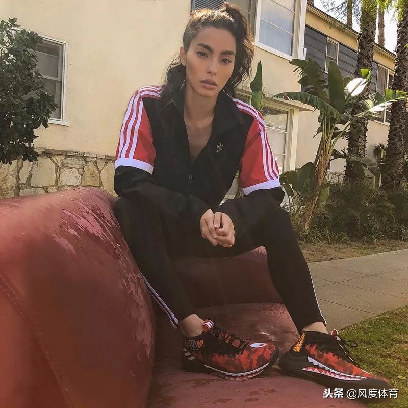 *窥偷**女神AdrianneHo的ins照片,我仿佛打开了新世界的大门……