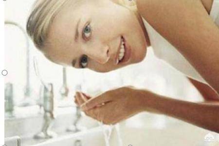 每天用盐洗脸能美白吗,温水加食盐加白醋洗脸有什么功效