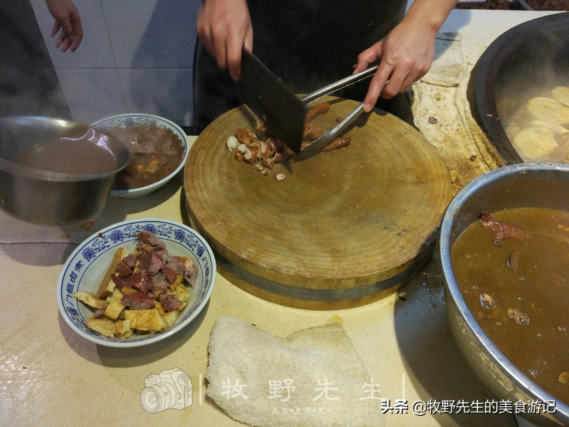 卤煮火烧地道的北京风味小吃,北京卤煮火烧里的菜碟