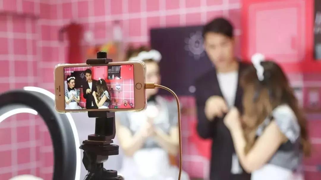 直播时突然死的主播,直播里死的人