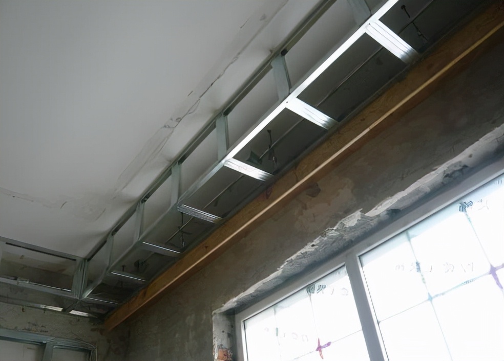 木龙骨和轻钢龙骨吊顶哪个代价高,厨卫吊顶用轻钢龙骨还是木龙骨好