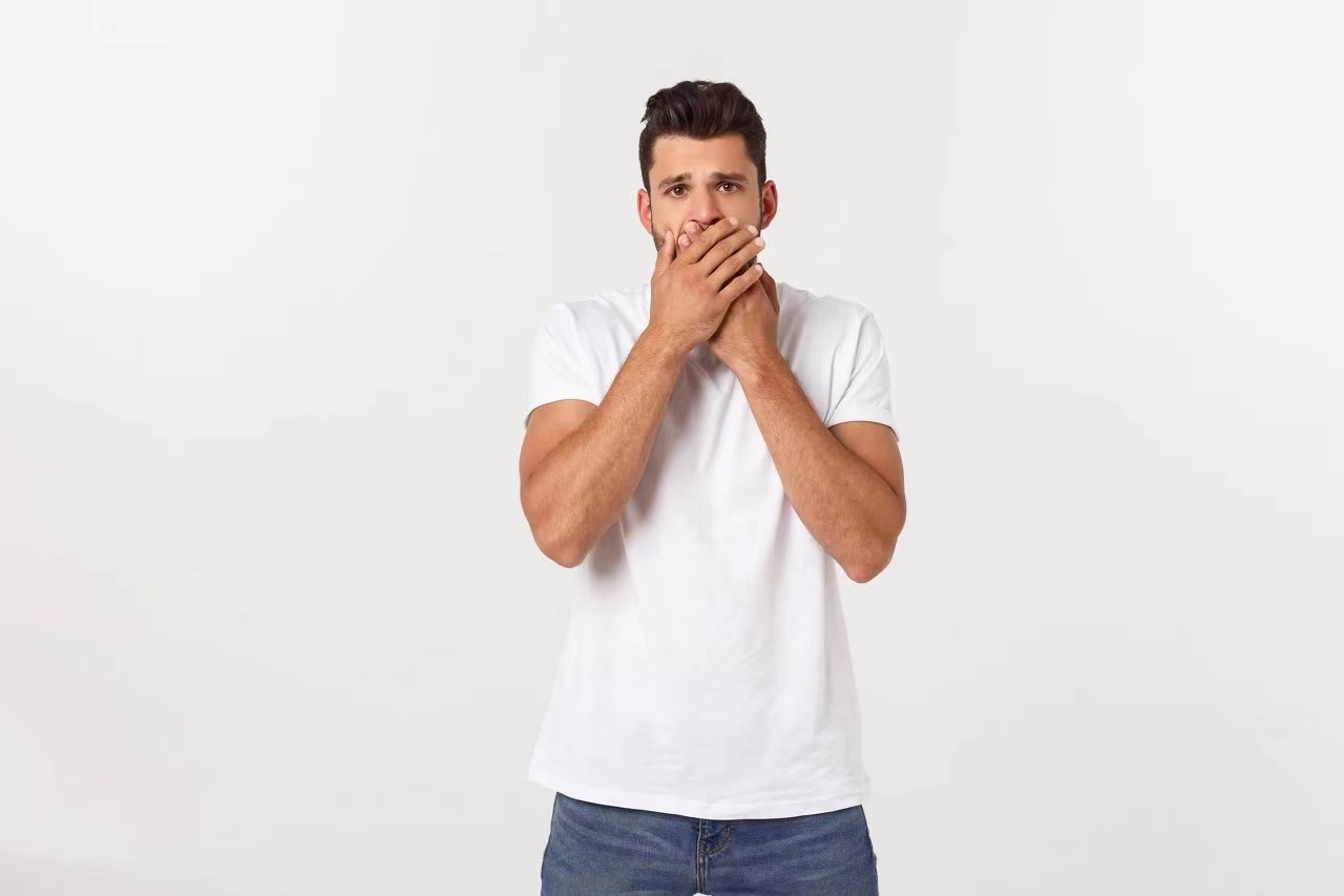 近期频繁打嗝要引起警惕,频繁打嗝的原因和解决方法