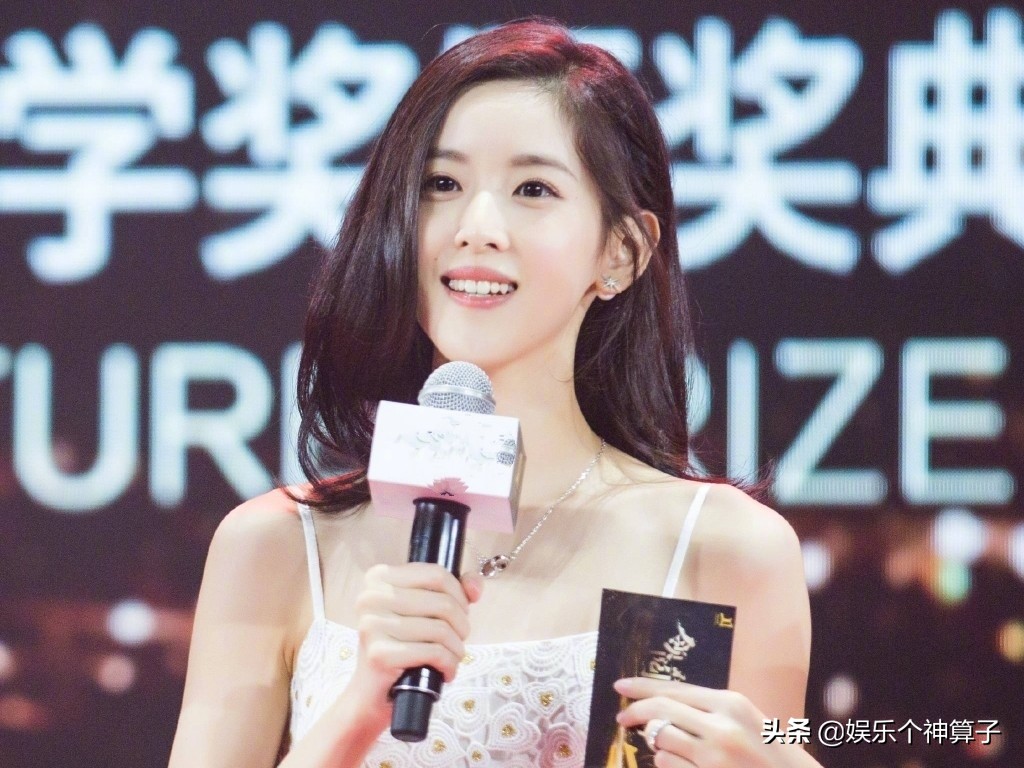 章泽天国外生活很惬意看球赛忙应酬，网友：简直就是在度假