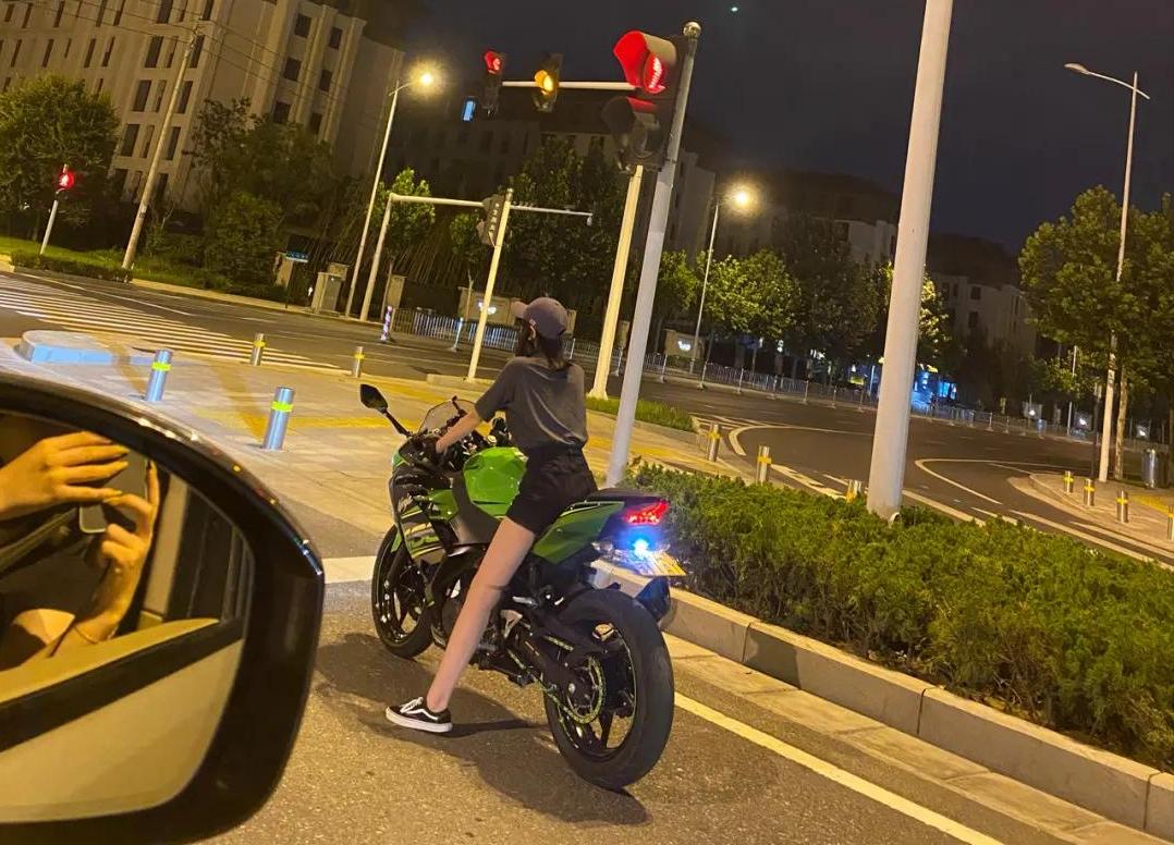 小姐姐骑川崎ninja650,小姐姐骑川崎ninja400摩托车