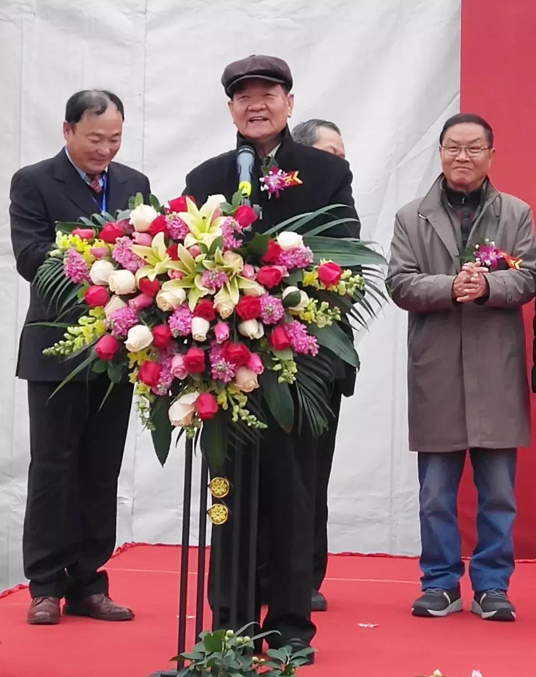 昆明第七届国际赏石展元旦启幕—黄龙玉水草花玉壶喜获金奖
