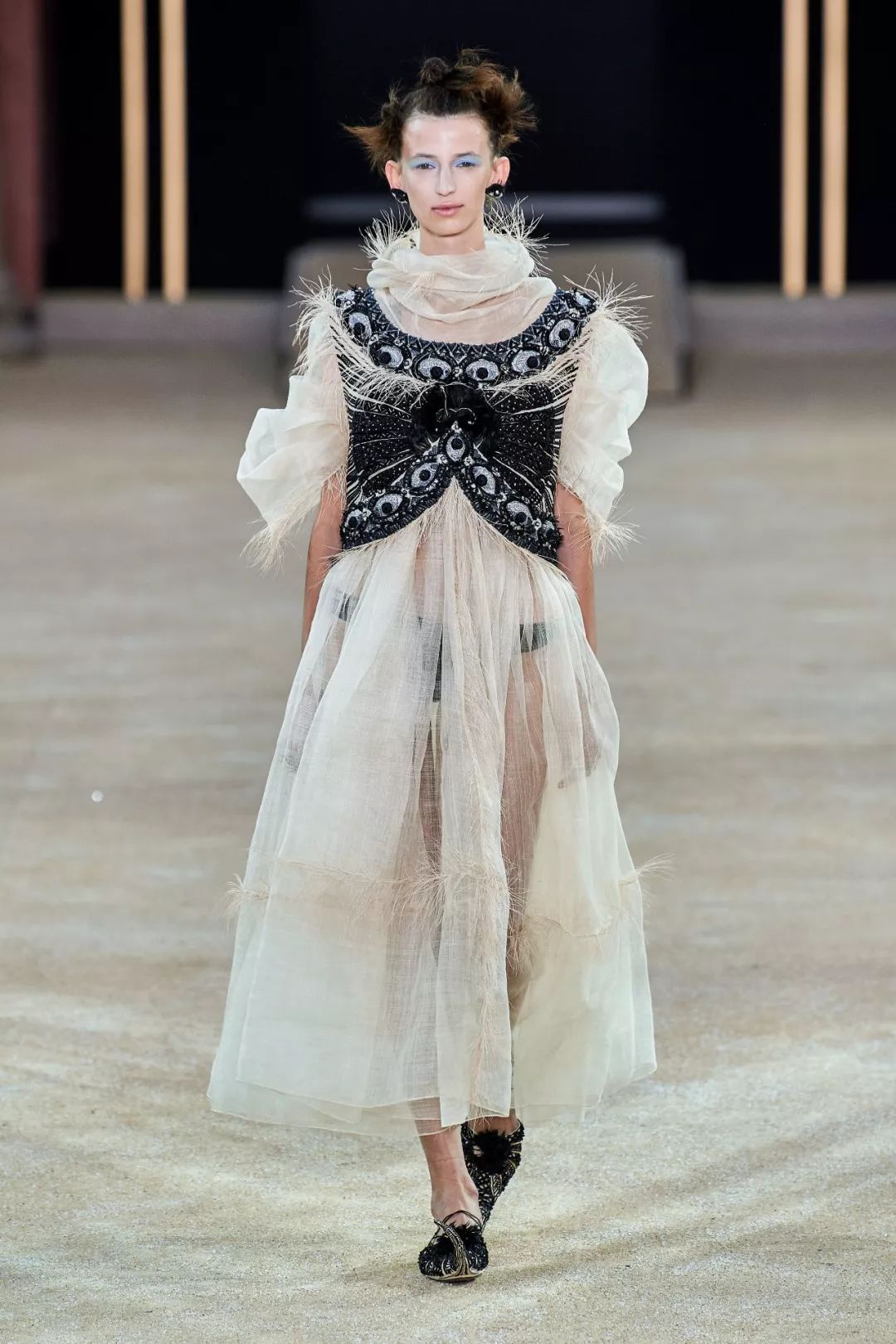 东方元素终于闪耀在时装金字塔尖 (东方元素时装周放异彩)