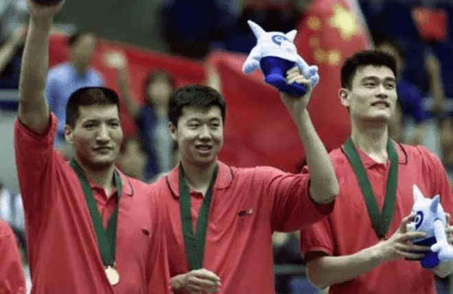 男篮曾逼FIBA修改规则，3中锋齐聚NBA，最近13年却只能依靠易建联