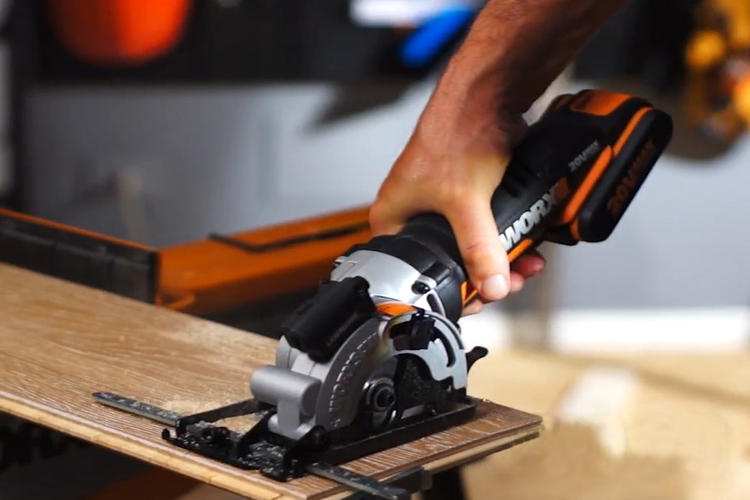 “锯”绝伐木累！其实只要四步就能挑选出来一把完美的电圆锯