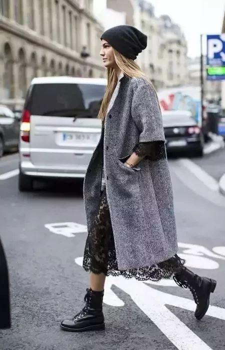 马丁靴裙子洋气时髦,长筒系带马丁靴搭配裙子图片