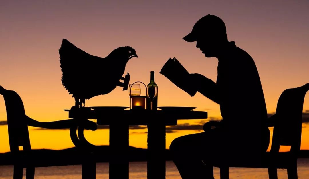 这个男人拍的漫画剪影，小孩看笑了，大人却哭了......