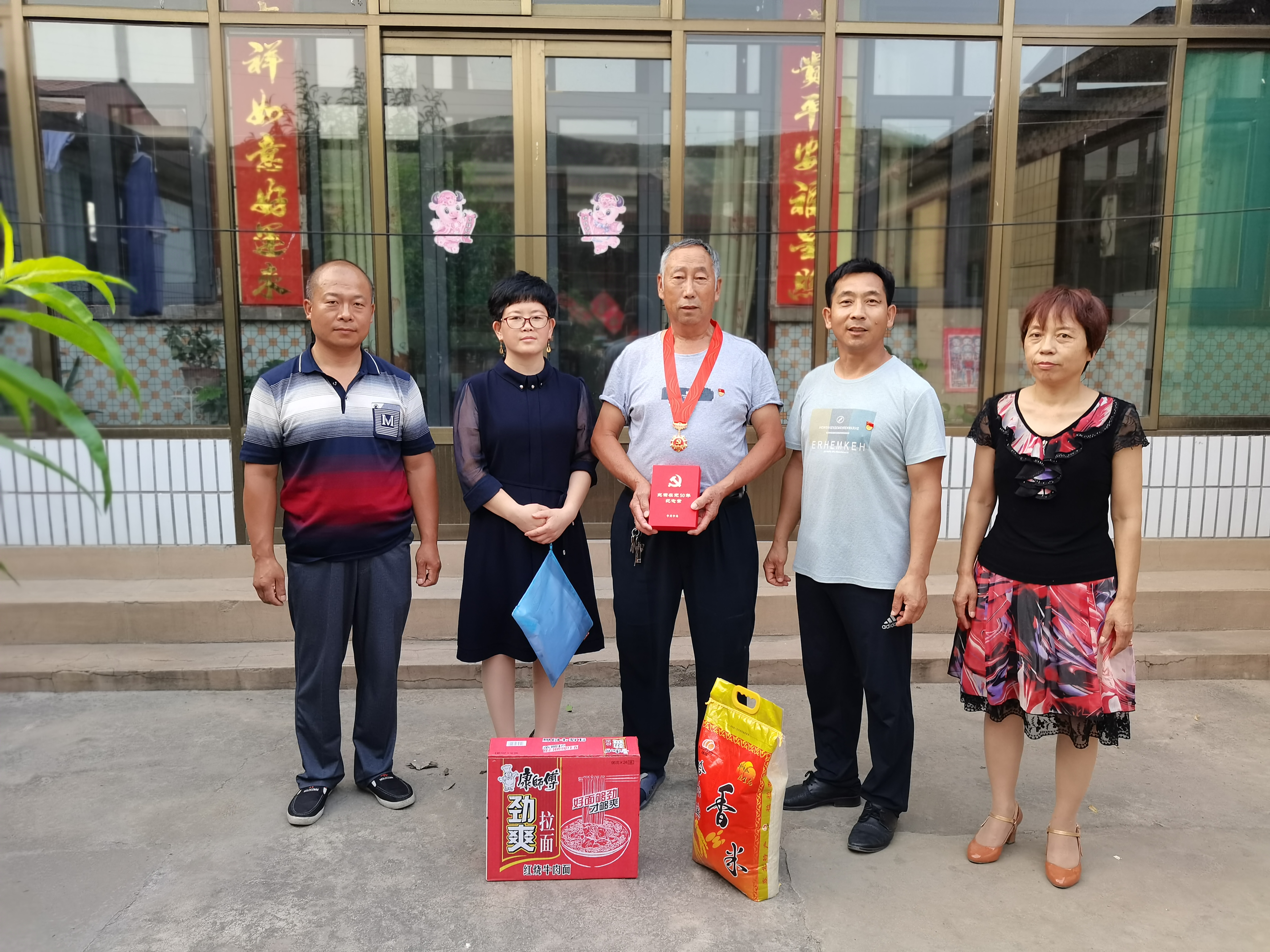 她拉着副区长的手不肯松开