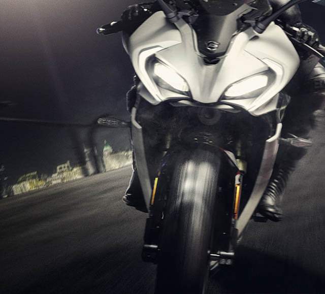 四轮承载两轮摩托车,四轮承载生命两轮承载灵魂小车