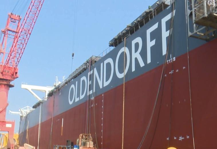 长江镇江段大型海轮,又一艘国产大型邮轮开始总装