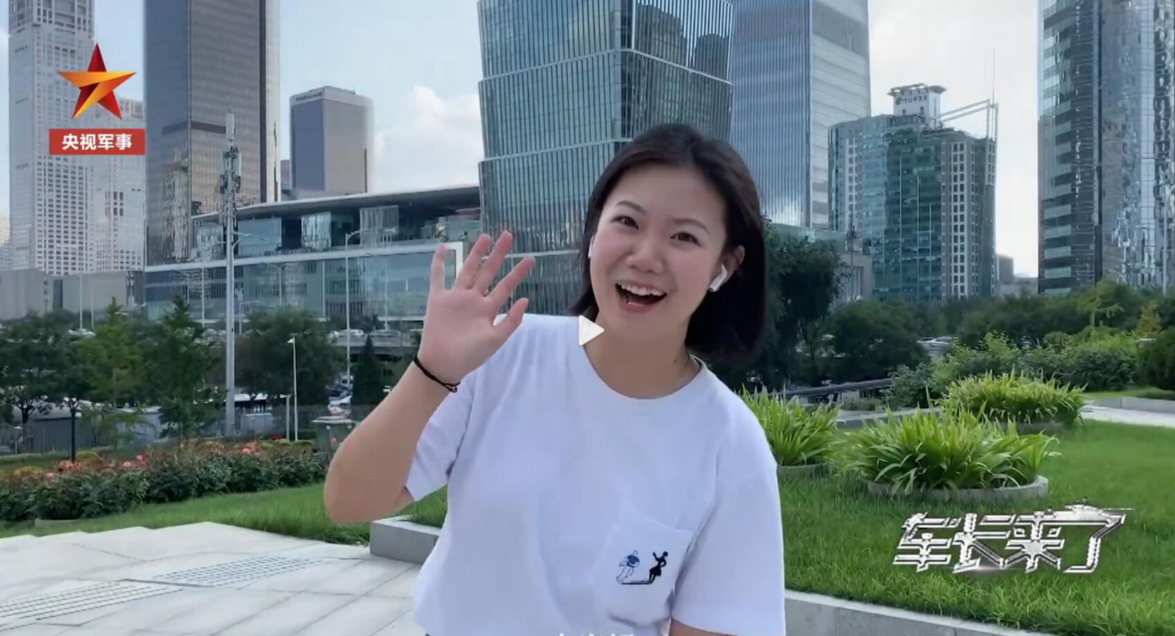 中国女兵方队大集结,我军新型装甲车装备高原