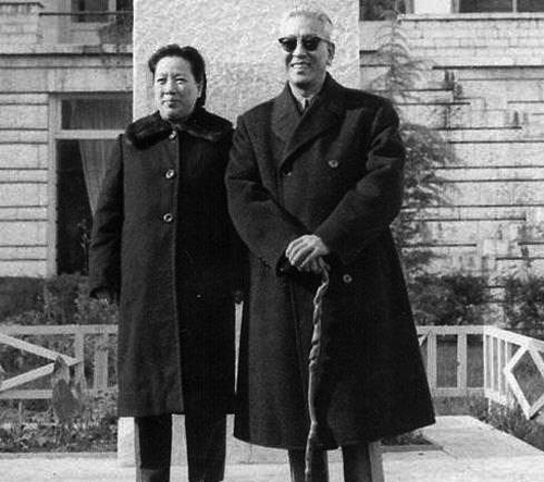 *飚耿**：曾送一只老虎给毛主席，身兼北欧三国使节，晚年成为副国级