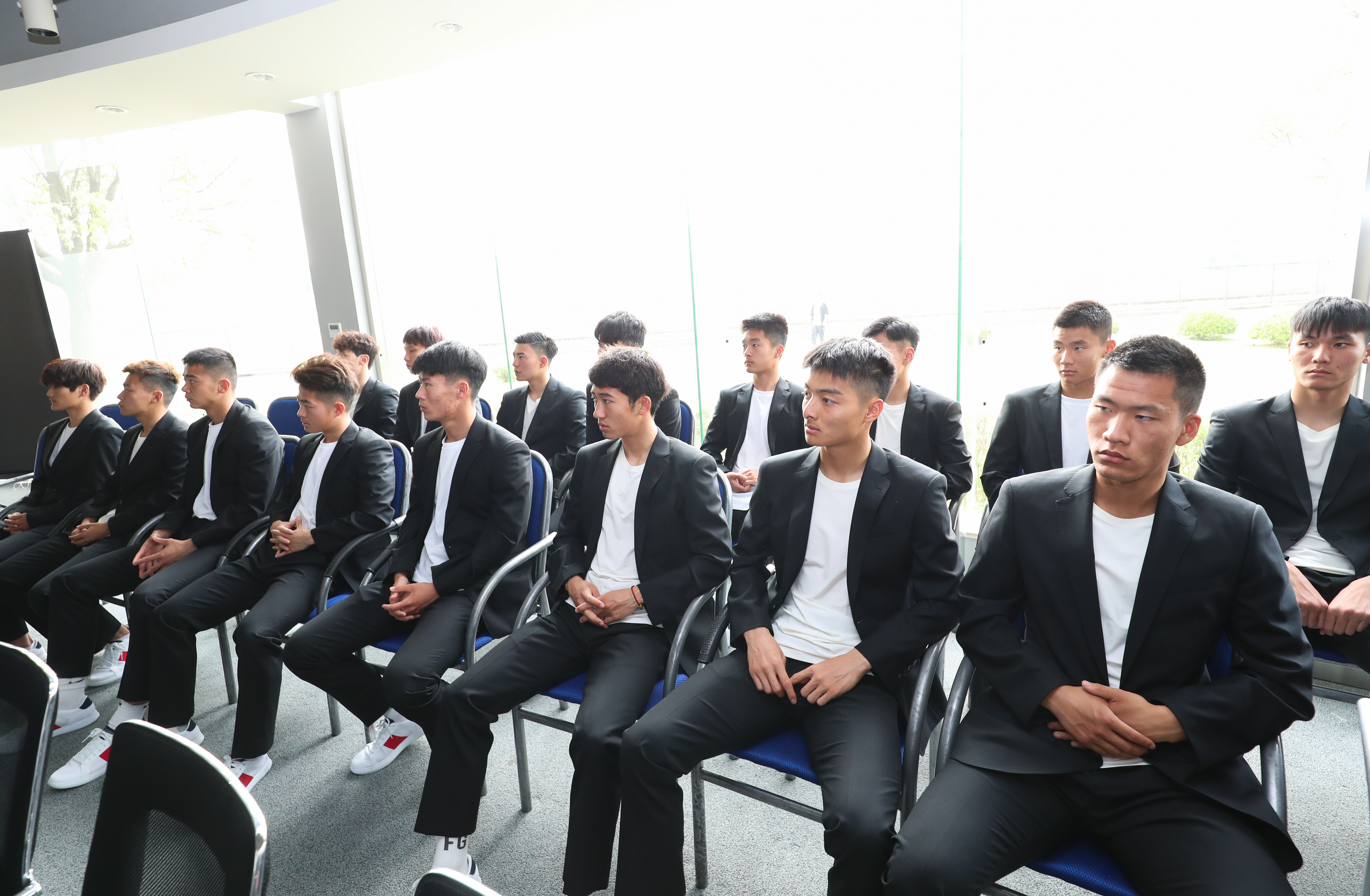 战旗高扬雄鹰奋飞,战旗飘扬斗志昂扬