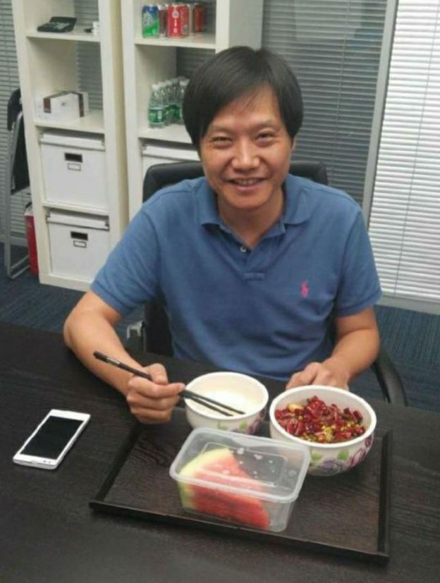 戴口罩直播1天卖3亿的雷军，像极了曾经的李嘉诚