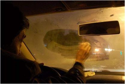 冬季雨天车窗起雾空调怎么调节,冬季如何开空调车内不起雾