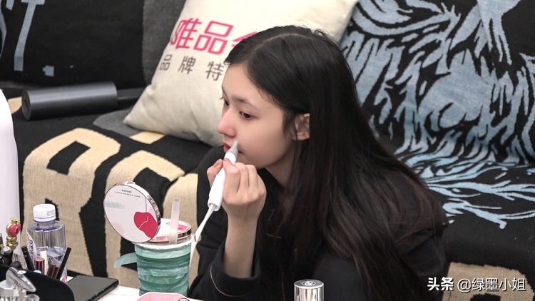 林允重新解锁时尚新看法,林允韩国时尚穿搭