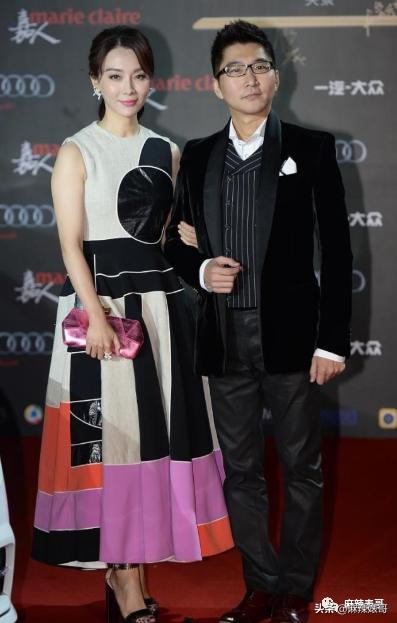 陈数和老公接吻照片,陈数老公回应搂抱年轻女子