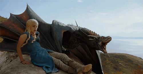 一脱成名的她，竟两次死里逃生。现实中的龙母比戏里更开挂