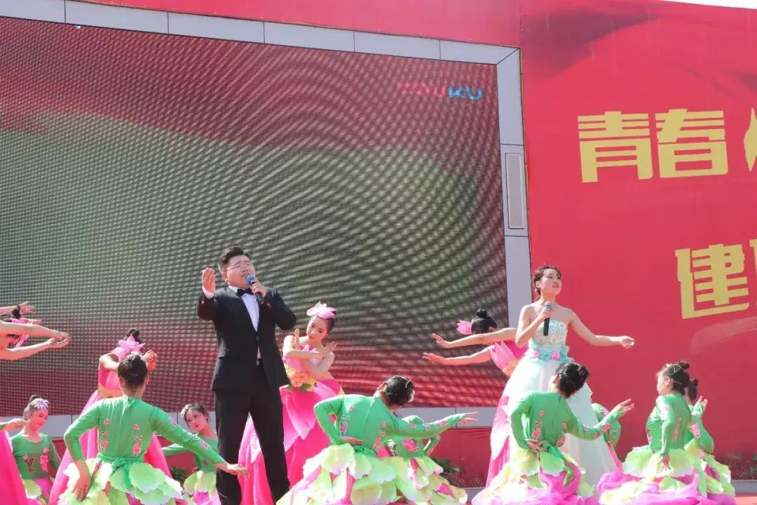 青春永向党建功新时代团日活动,青春心向党奋斗正当时入团仪式