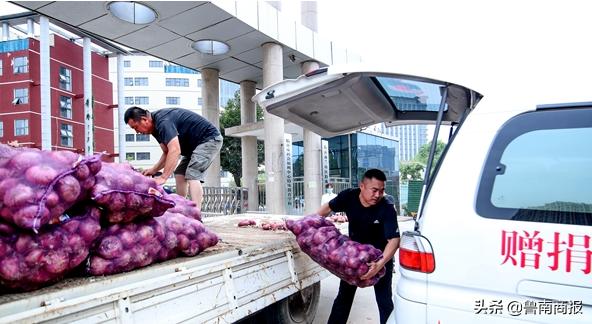 多方援手销洋葱,多方爱心接力帮助瓜农销瓜
