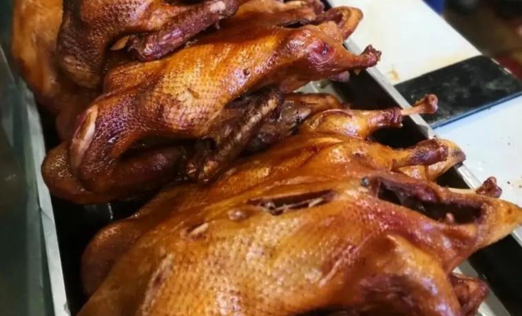 成都开在土桥镇上的腌卤店，凉拌兔丁吃一口就忘不了，开门排长队