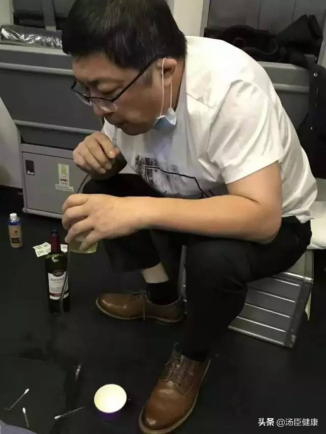 飞机上医护人员为病人吸尿,飞机上吸尿救人医生将获奖励