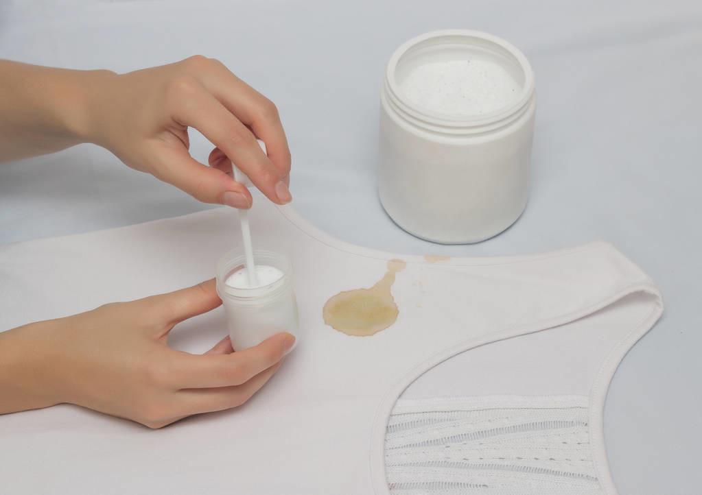 收藏！白色衣服清洗保养有妙招，轻松解决衣服发霉发黄油渍问题