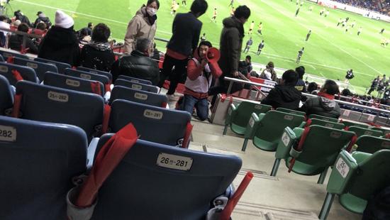 站在看台上,站在看台之上