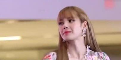 王嘉尔为lisa打calllisa点赞评论,lisa怎么回应王嘉尔